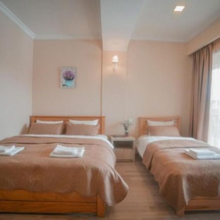 Hotel Surami Buitenkant foto