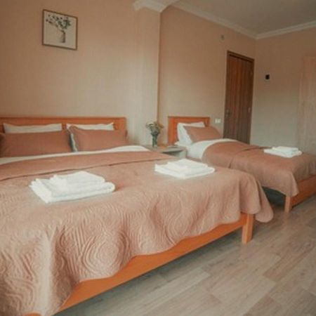 Hotel Surami Buitenkant foto