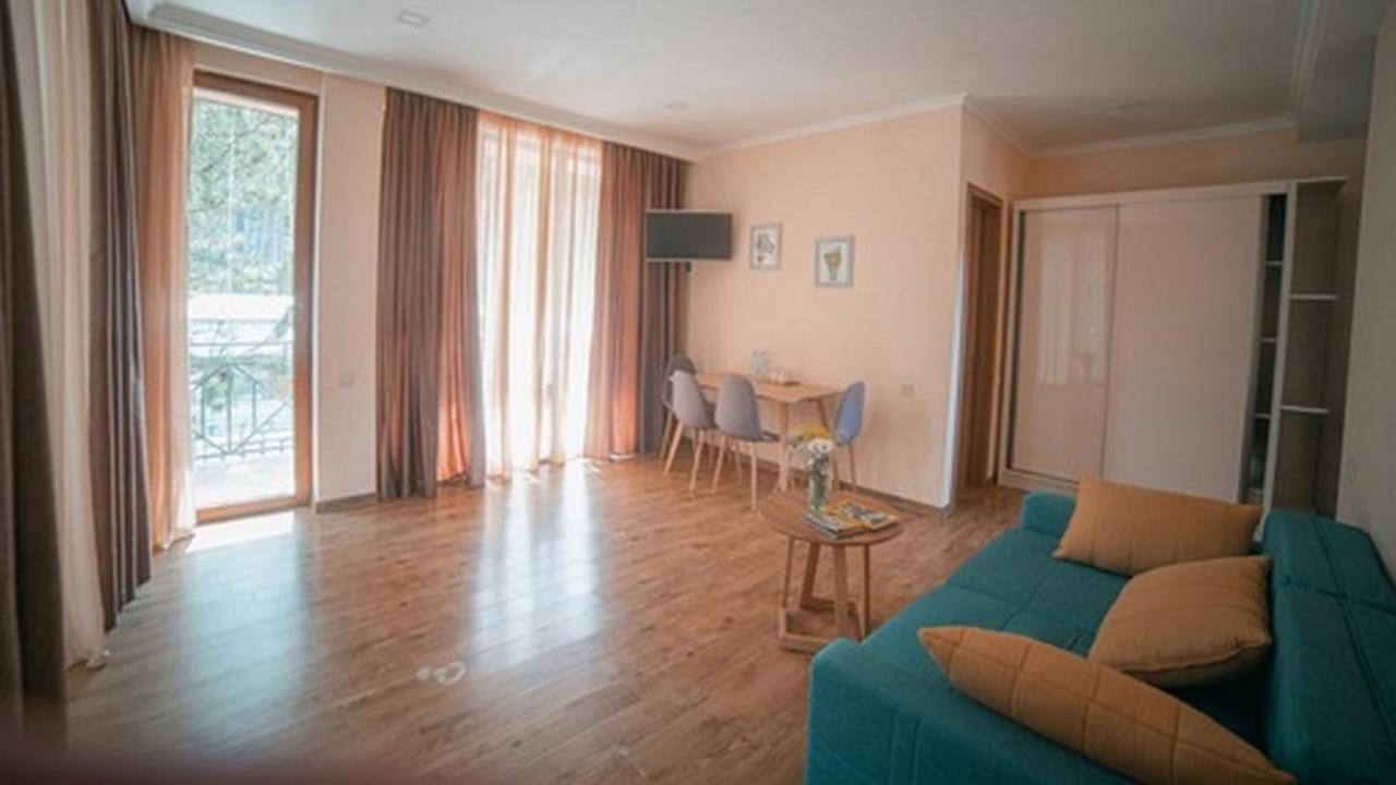 Hotel Surami Buitenkant foto