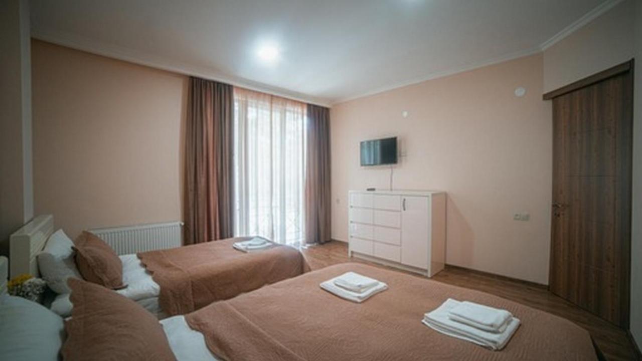 Hotel Surami Buitenkant foto