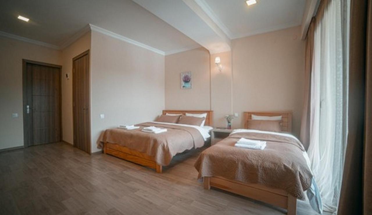 Hotel Surami Buitenkant foto