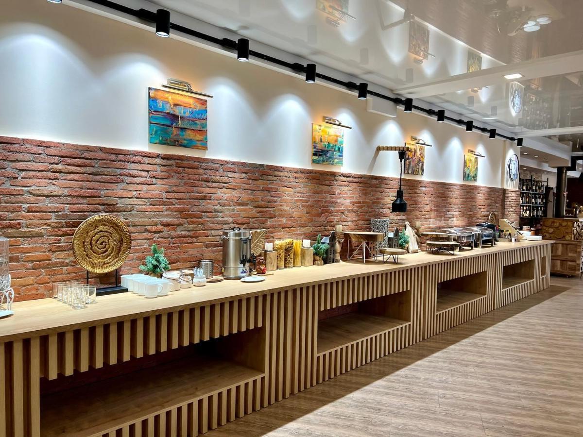 Hotel Surami Buitenkant foto