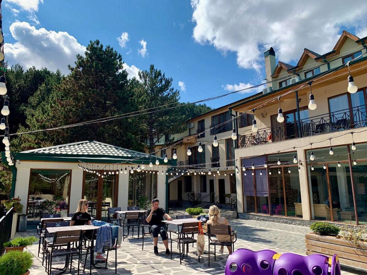 Hotel Surami Buitenkant foto