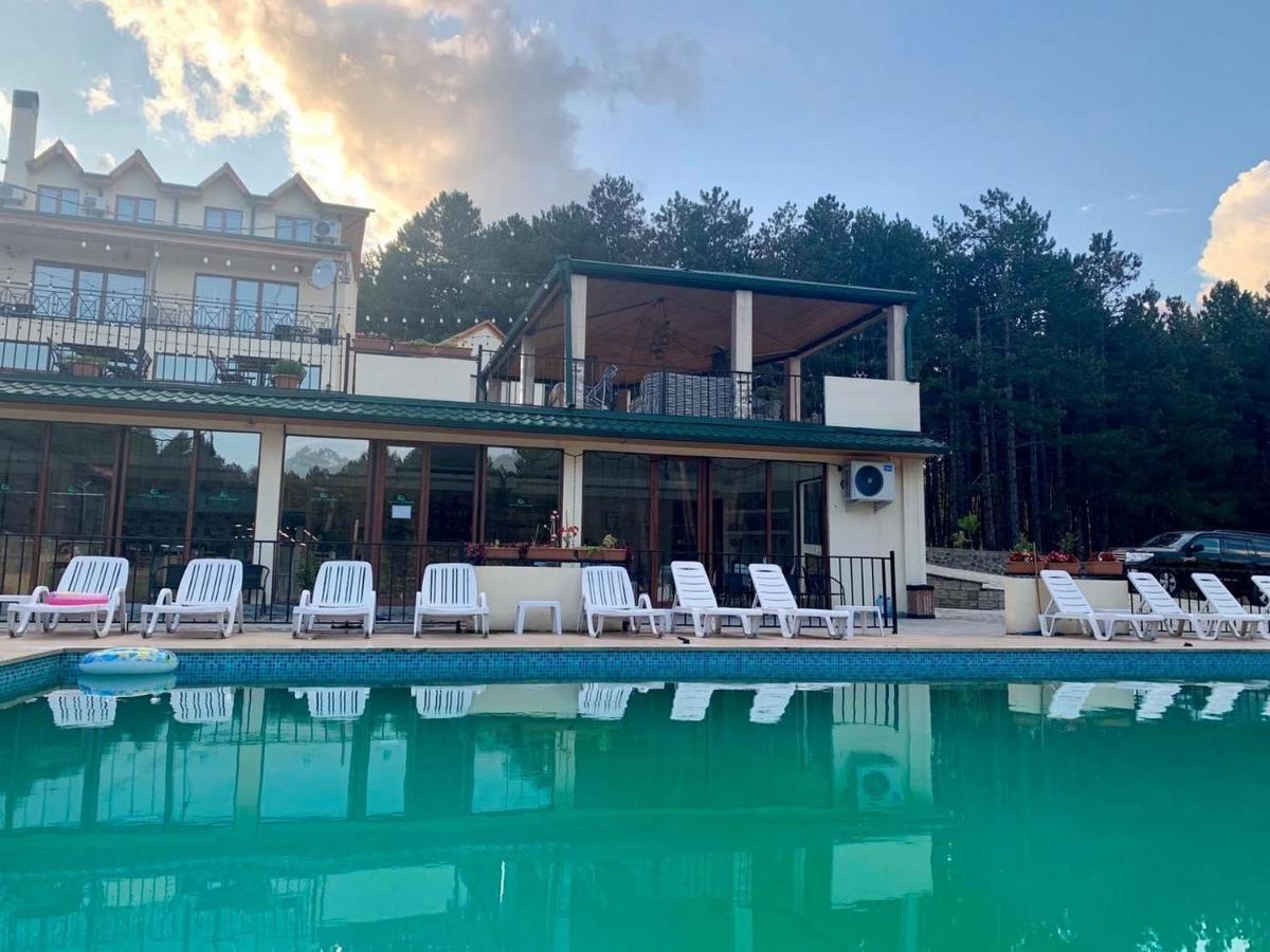 Hotel Surami Buitenkant foto