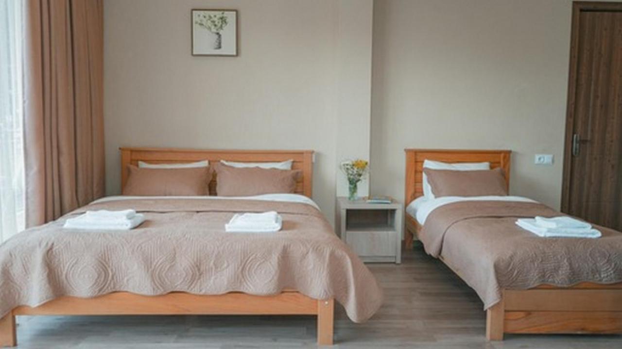 Hotel Surami Buitenkant foto