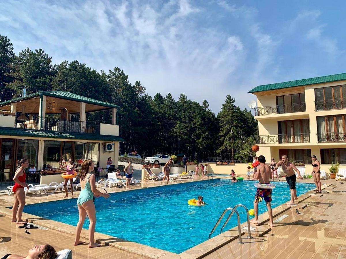 Hotel Surami Buitenkant foto