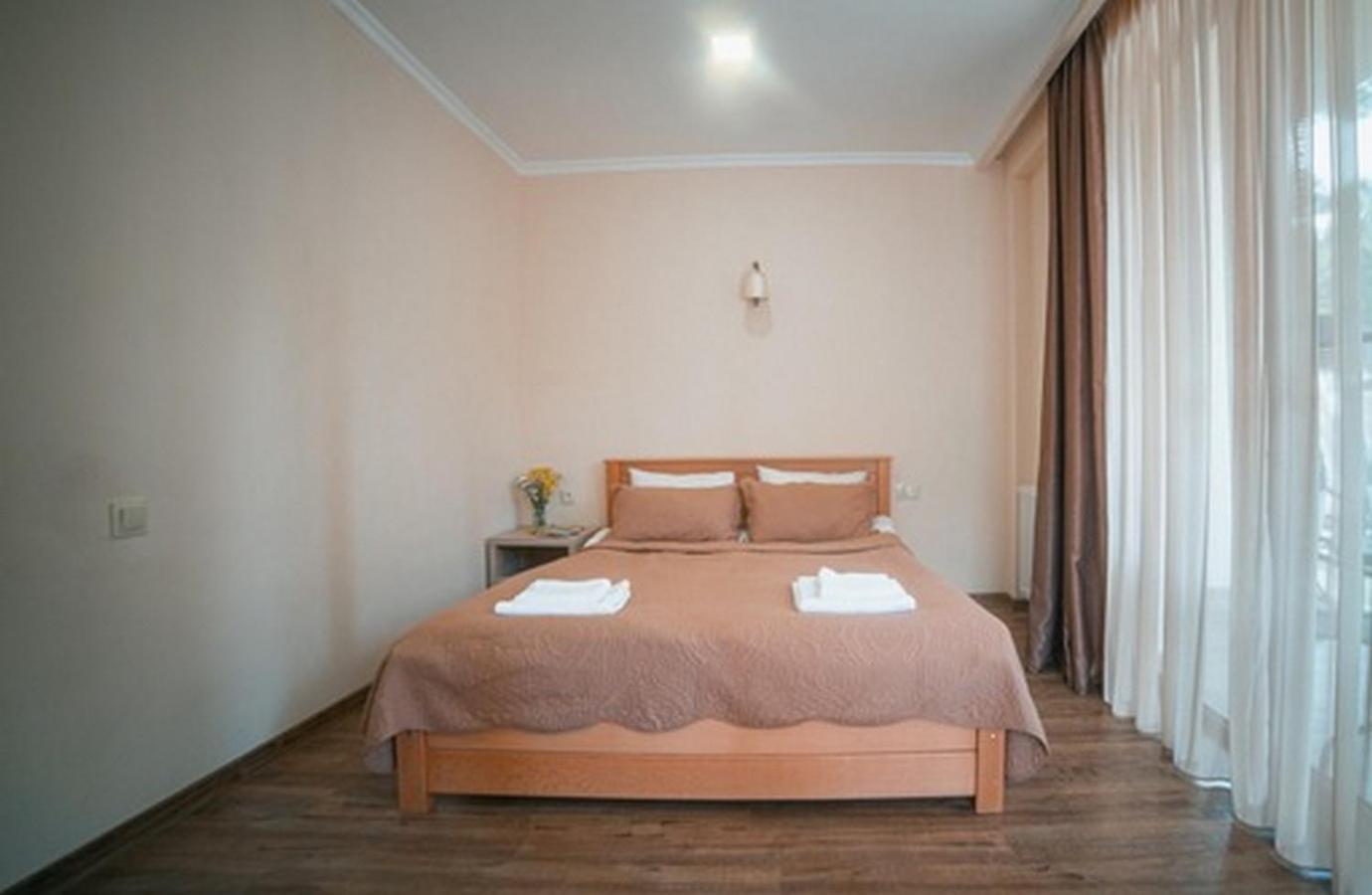 Hotel Surami Buitenkant foto