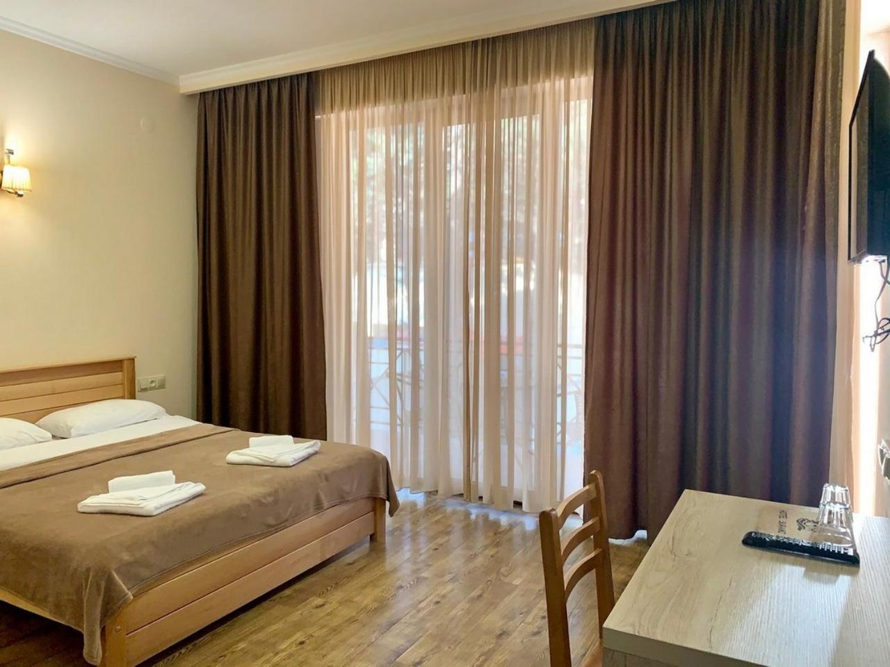 Hotel Surami Buitenkant foto