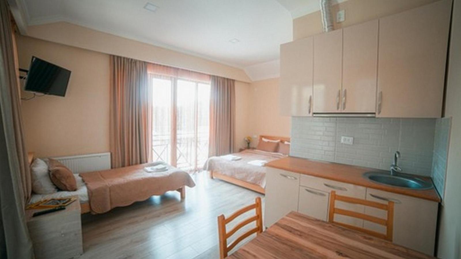 Hotel Surami Buitenkant foto