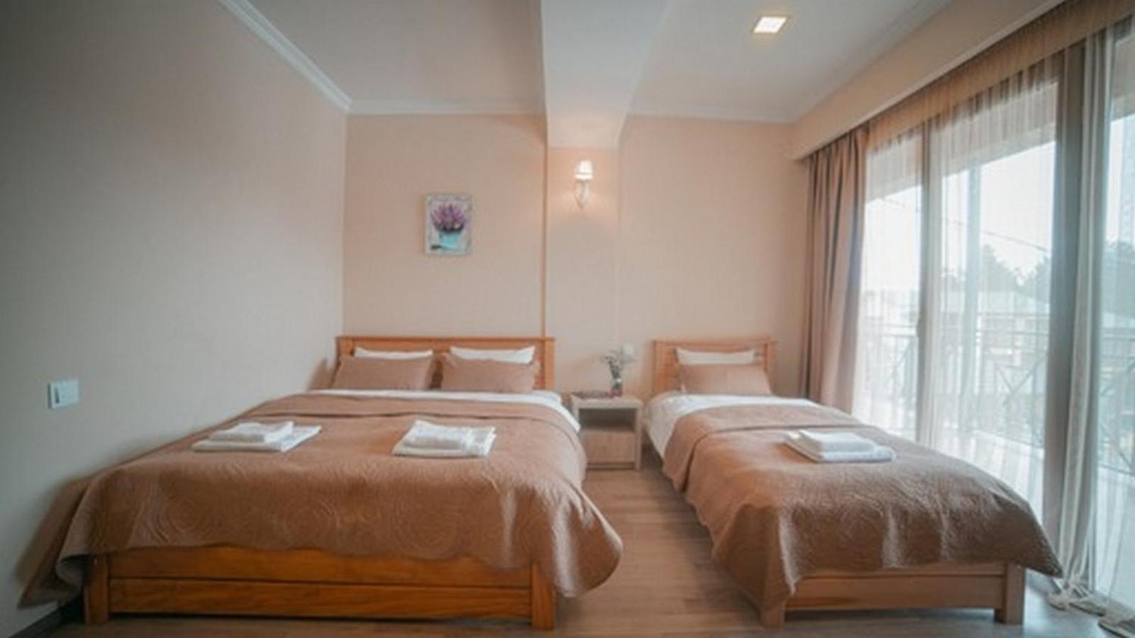 Hotel Surami Buitenkant foto