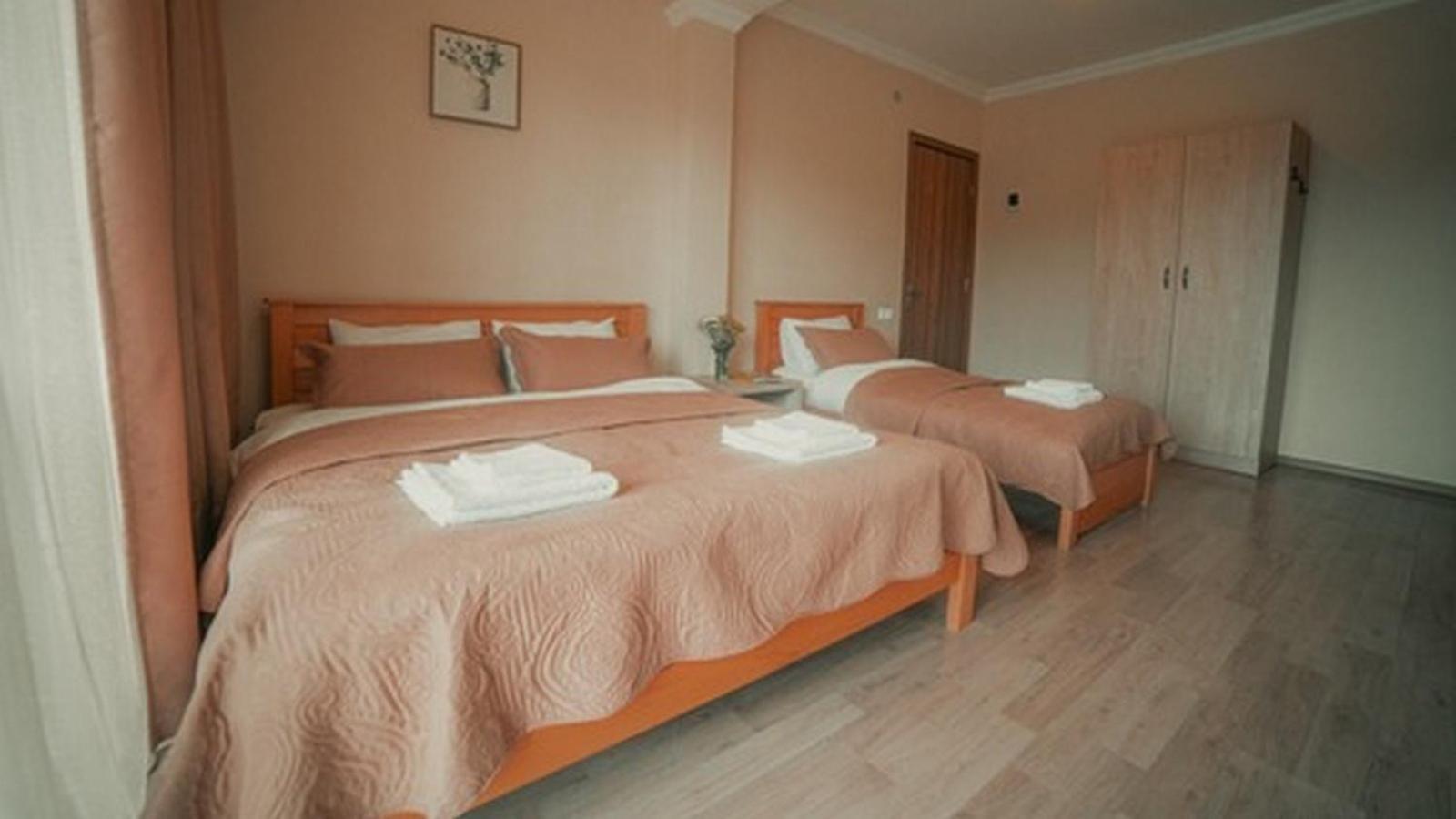 Hotel Surami Buitenkant foto