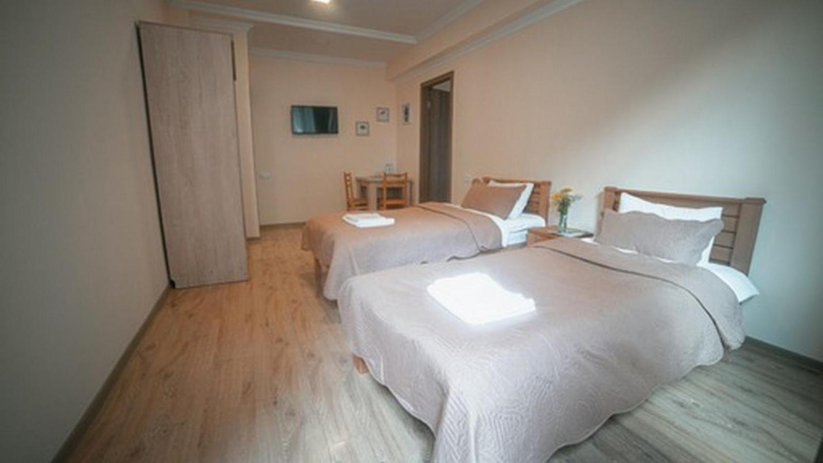 Hotel Surami Buitenkant foto