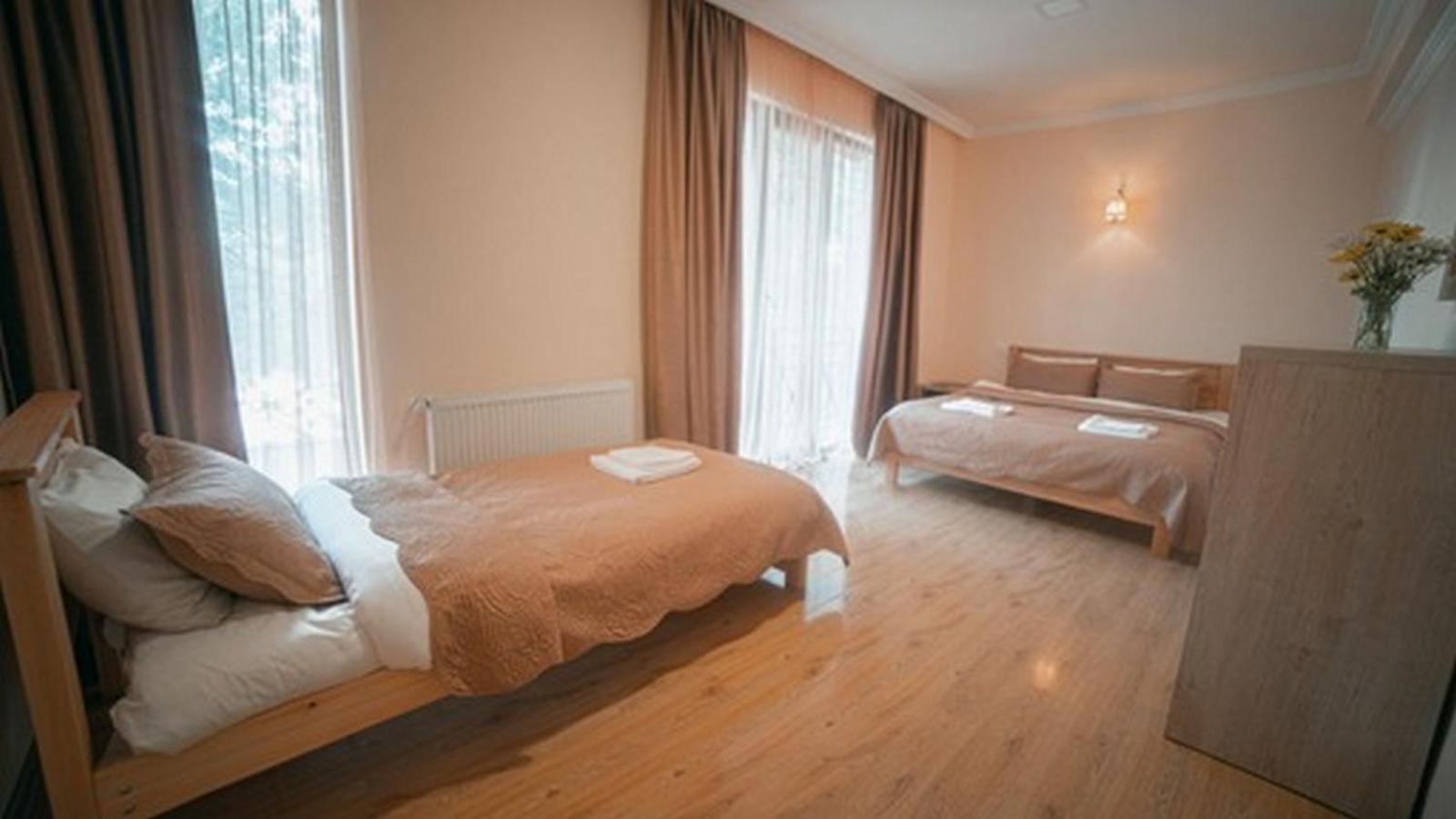 Hotel Surami Buitenkant foto