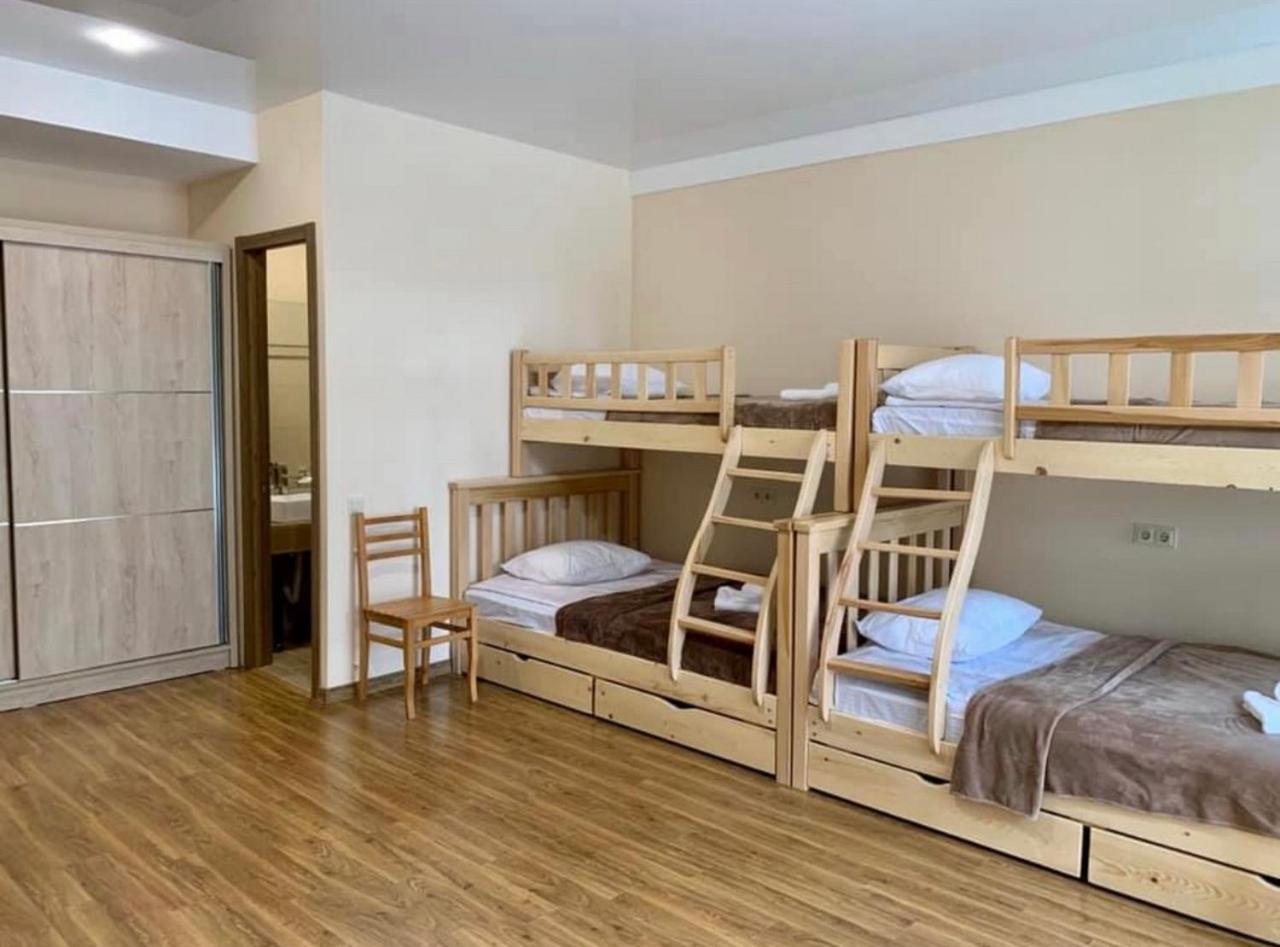 Hotel Surami Buitenkant foto